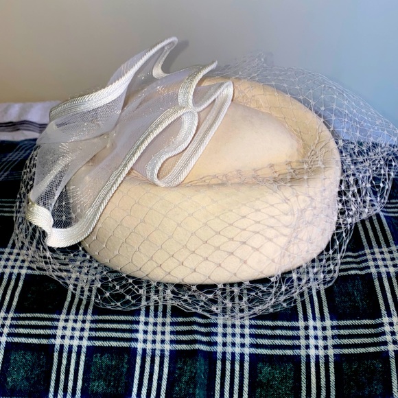 COPY - Vintage 1950s Karen Lynn exclusive felt pillbox hat with netting - Picture 1 of 4